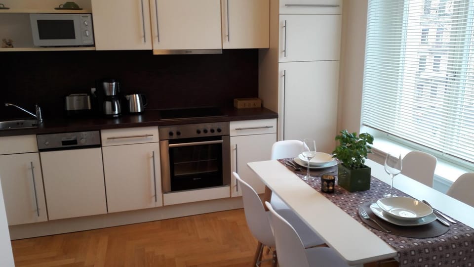 Kitchen or kitchenette, Dining area