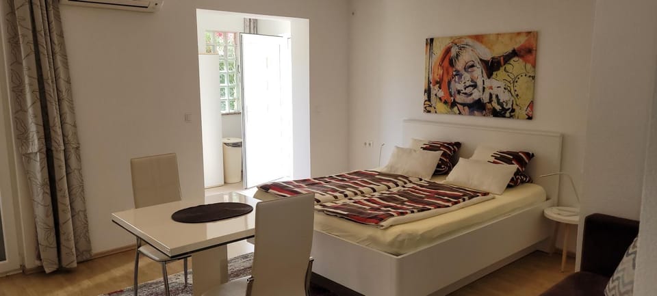 Photo of the whole room, air conditioner