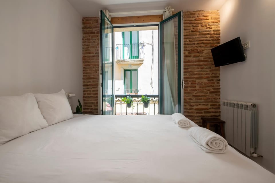 Bed, TV and multimedia, Photo of the whole room, Bedroom