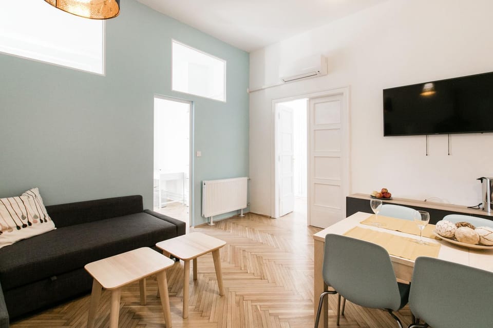 TV and multimedia, Living room, Seating area, Dining area