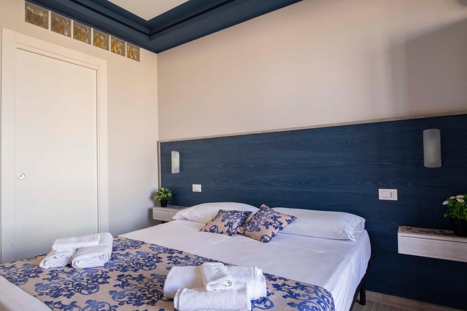 Bed, Photo of the whole room, Decorative detail, Bedroom