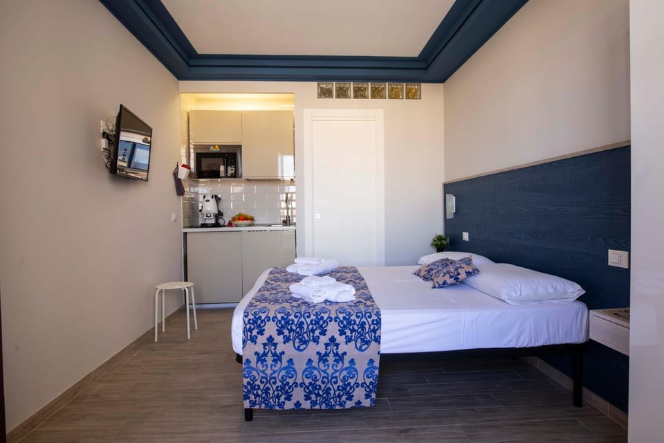 Bed, Kitchen or kitchenette, Photo of the whole room, Bedroom