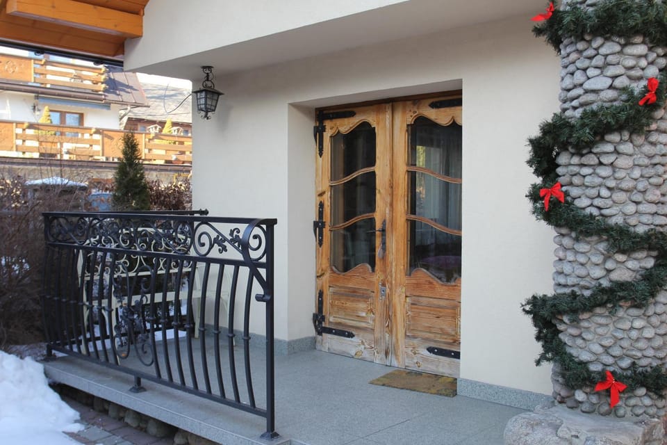 Facade/entrance, Balcony/Terrace
