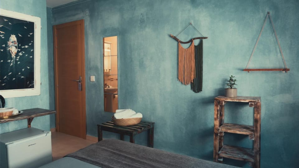 Bed, Photo of the whole room, Decorative detail, Bedroom, towels