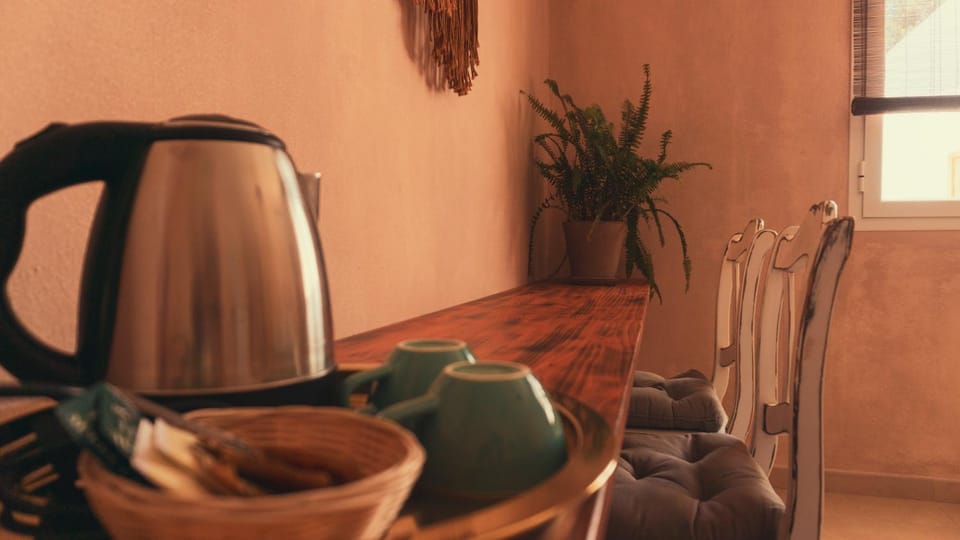 Coffee/tea facilities, oven