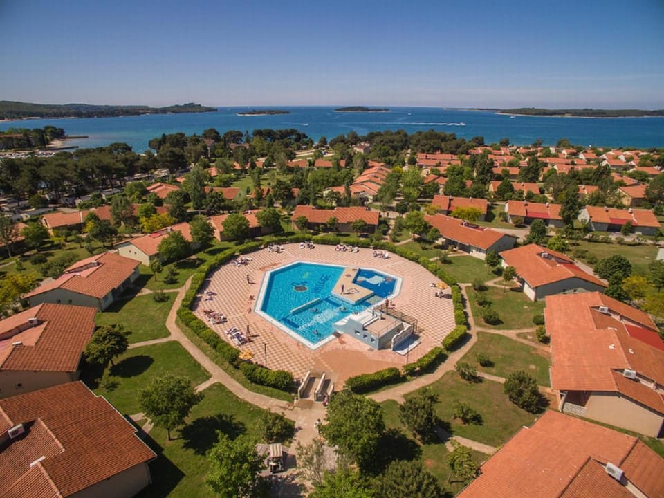 Garden, Area and facilities, Swimming pool