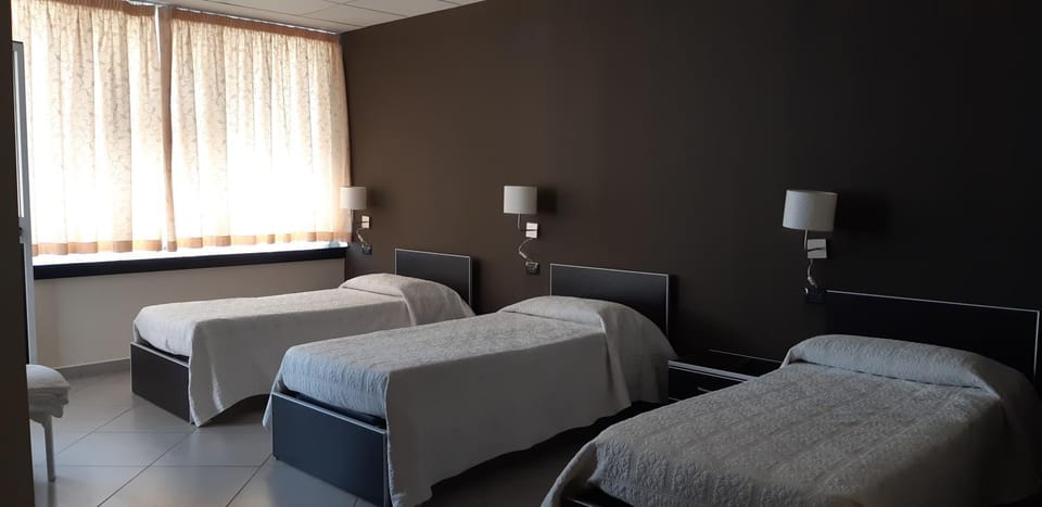 Bed, Photo of the whole room, Decorative detail, Bedroom