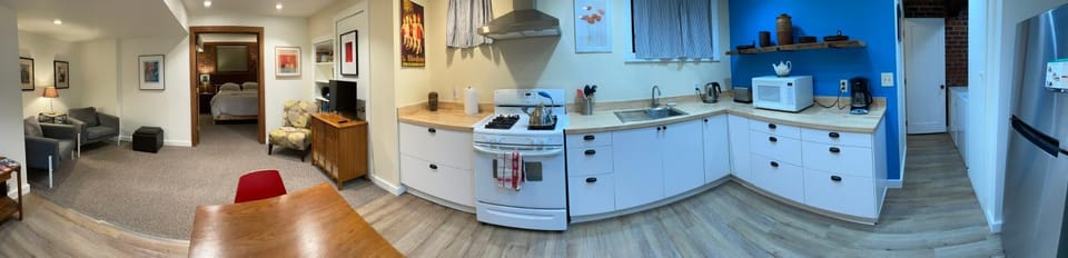 Kitchen or kitchenette, Living room, Seating area, minibar, pet friendly, stove, toaster