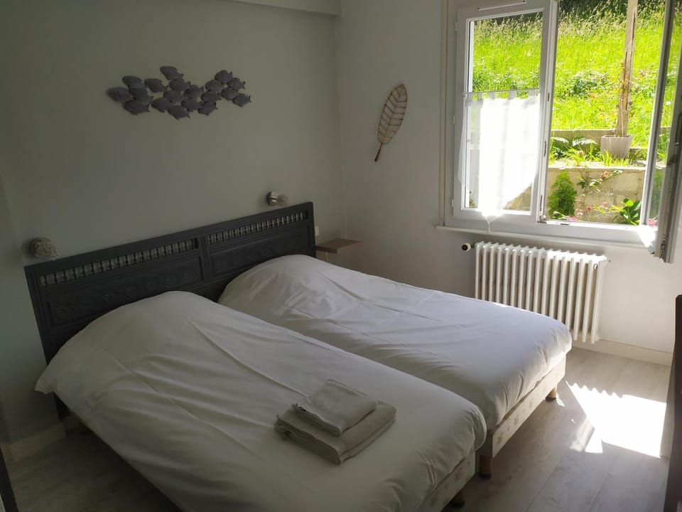Bed, Photo of the whole room, Bedroom, Garden view