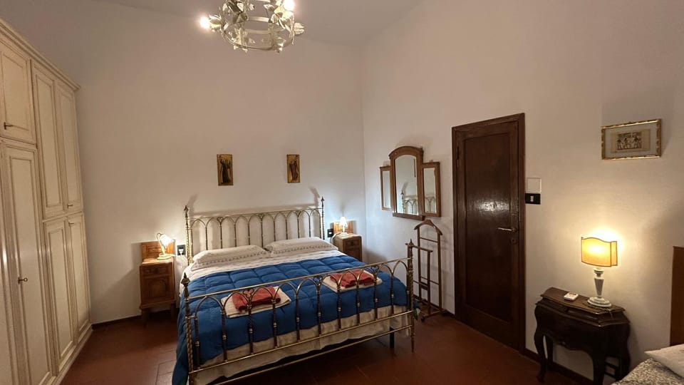 Photo of the whole room, Bedroom, towels, wardrobe