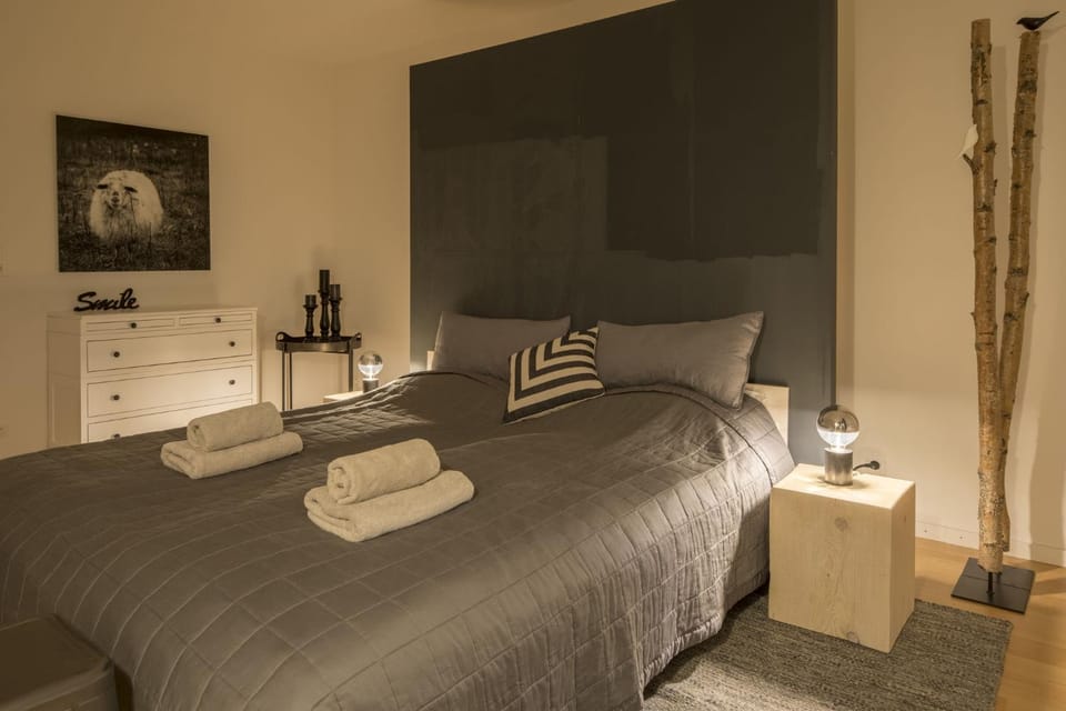 Night, Photo of the whole room, Decorative detail, Seating area, Bedroom, On site