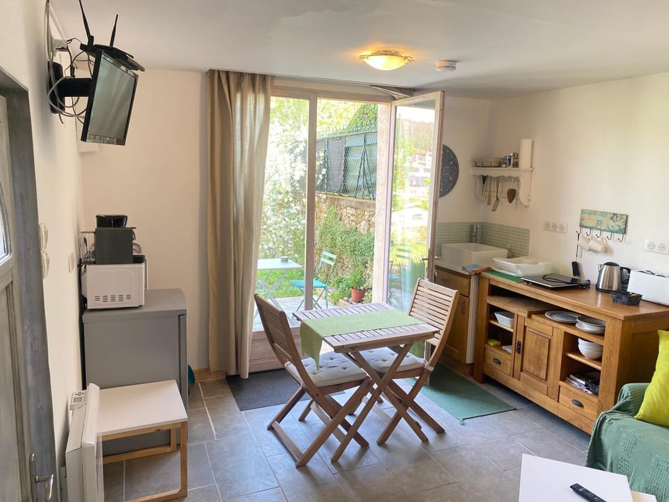 Kitchen or kitchenette, Living room