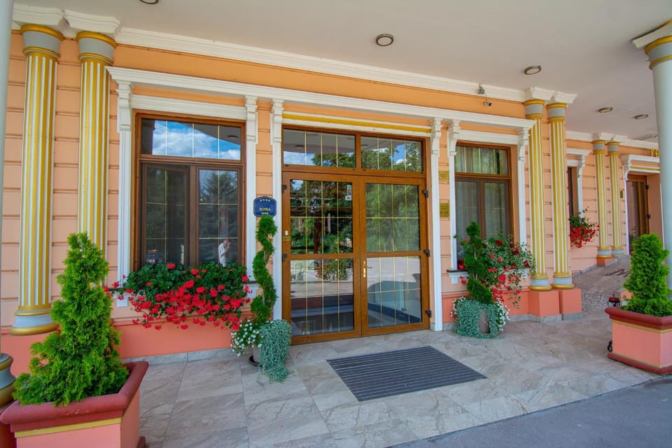 Facade/entrance