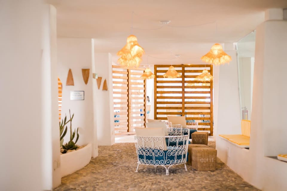 Restaurant/places to eat, Living room