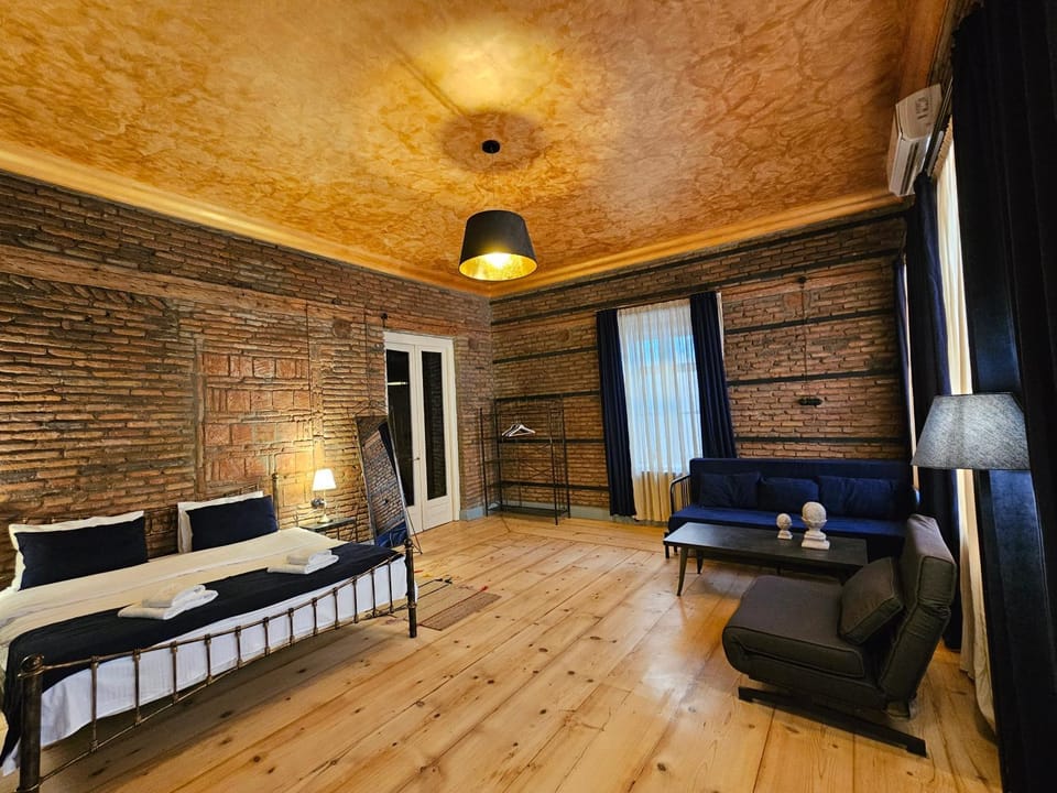 Bed, Living room, Photo of the whole room, Seating area