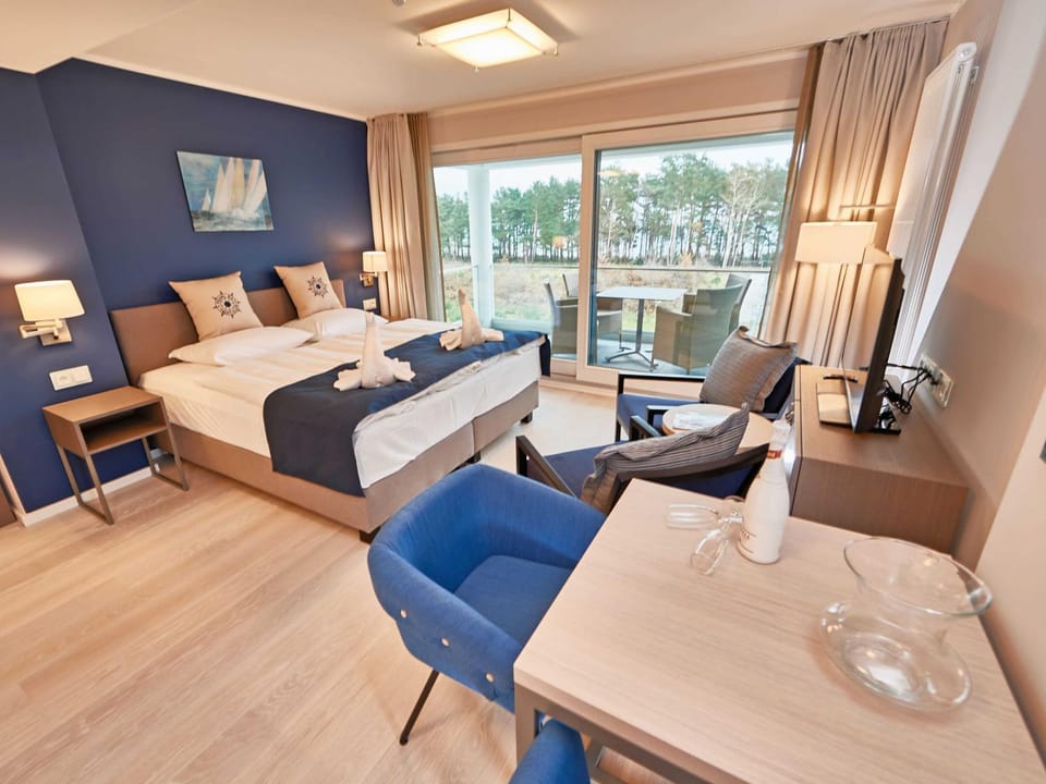 Bed, TV and multimedia, Living room, Photo of the whole room, Seating area, Dining area, Bedroom, hair dresser