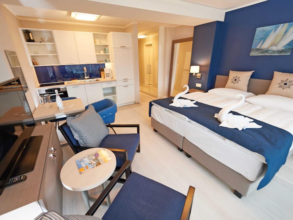 Bed, TV and multimedia, Kitchen or kitchenette, Living room, Photo of the whole room, Seating area, Dining area, Bedroom, towels