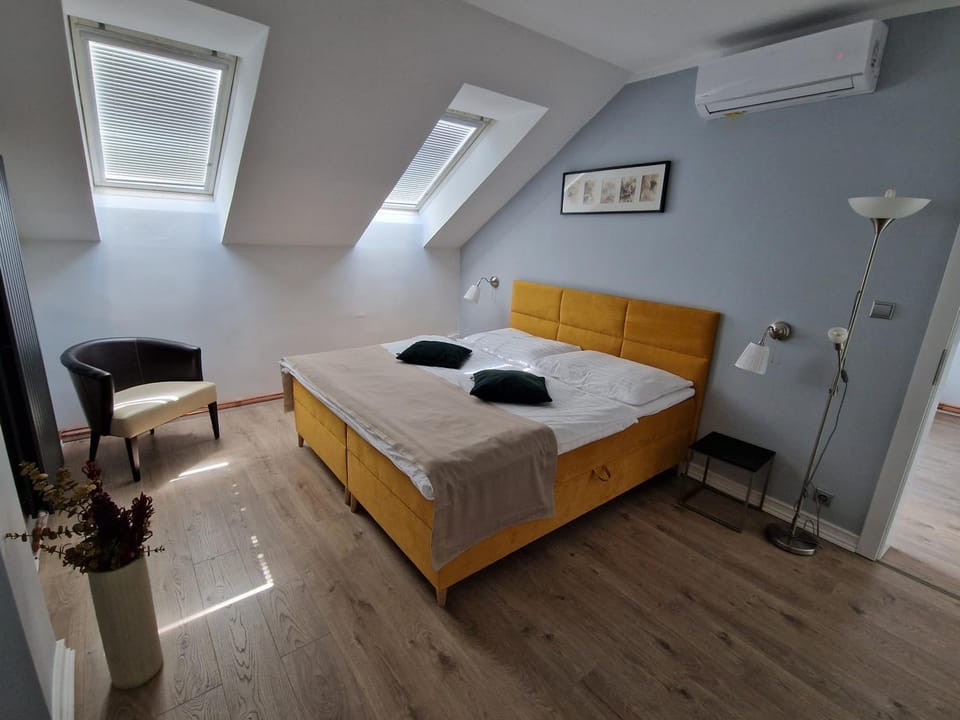 Bedroom, air conditioner