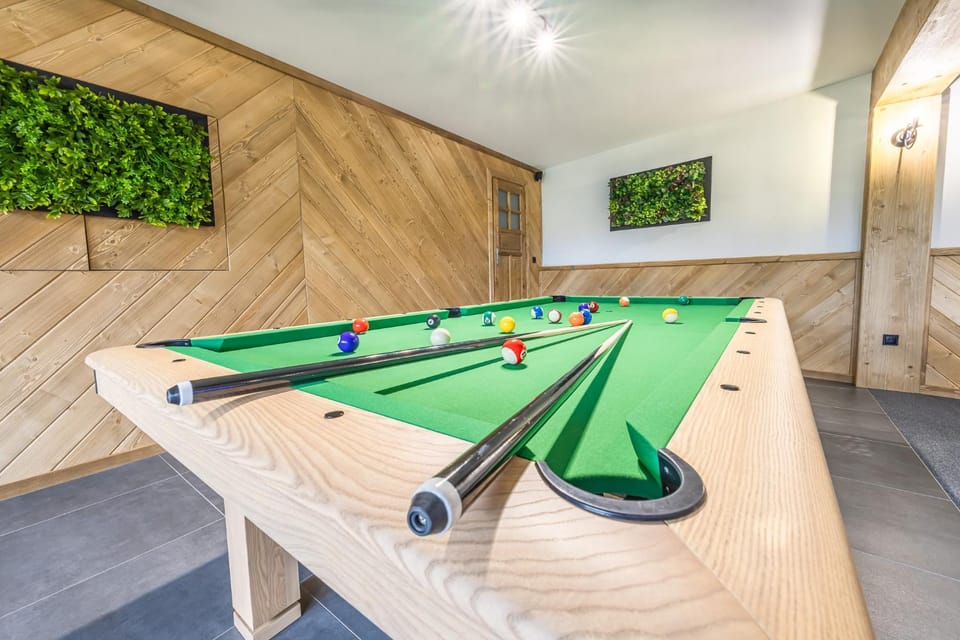 Billiard, Game Room