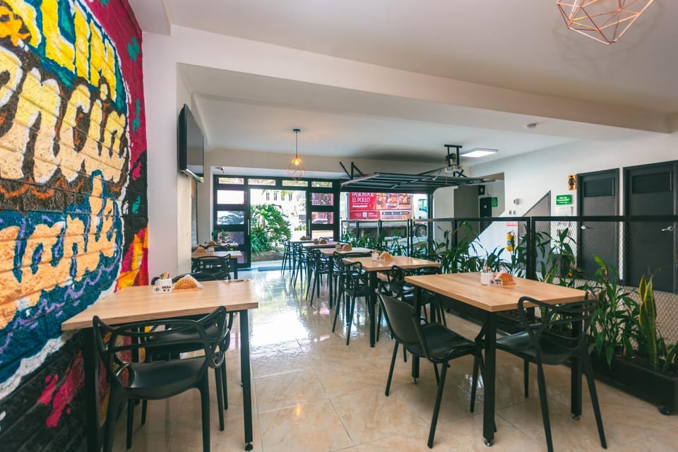 Restaurant/places to eat, Seating area, Breakfast