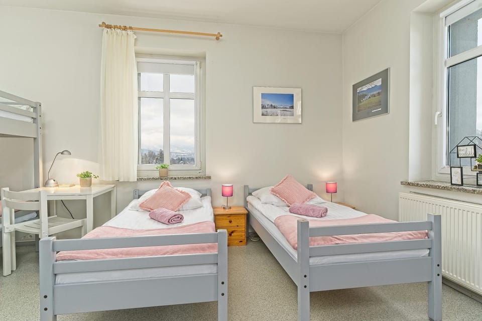 Bed, Mountain view, bunk bed