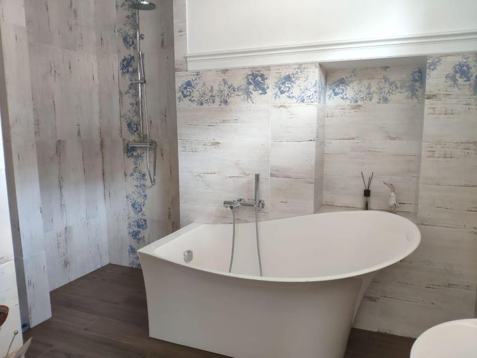 Hot Tub, Bathroom