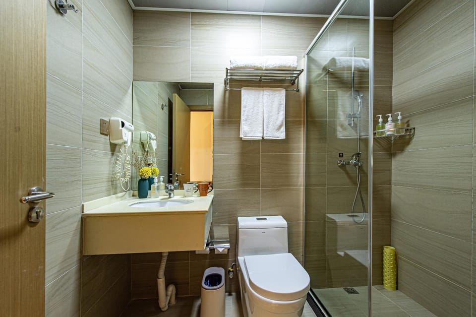 Shower, Toilet