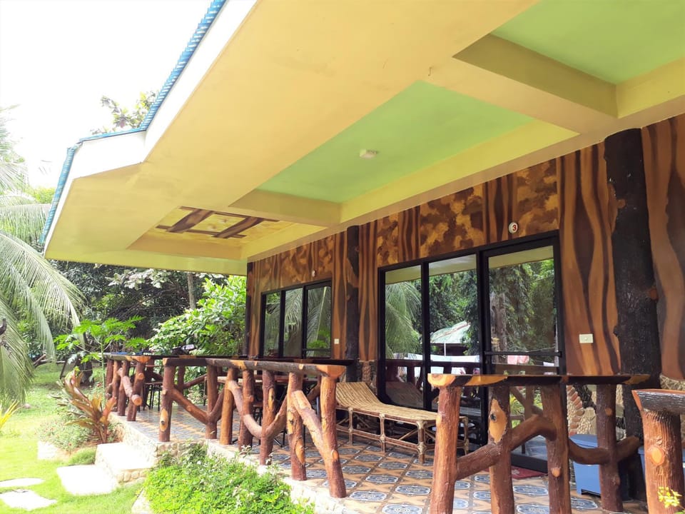 Property building, Balcony/Terrace, Seating area