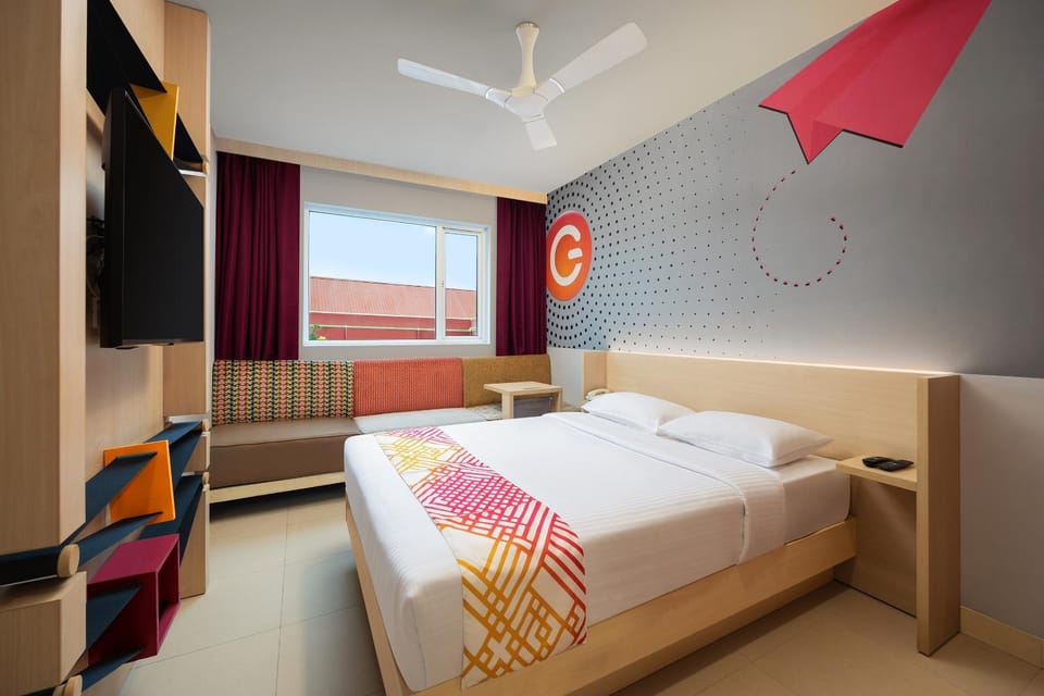 Bed, TV and multimedia, Photo of the whole room, Bedroom