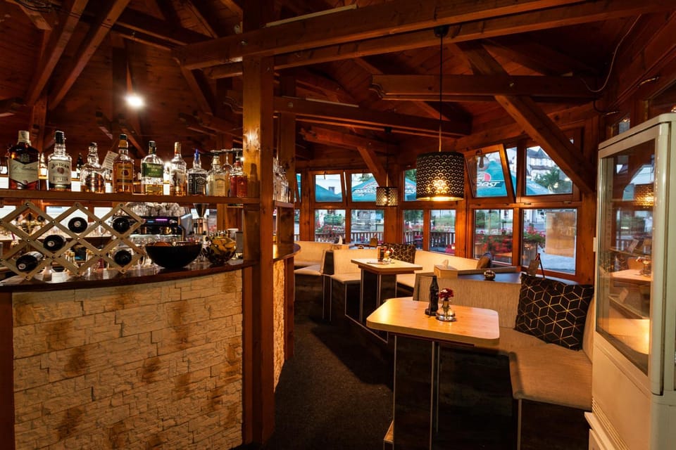 Restaurant/places to eat, Decorative detail, Drinks, Alcoholic drinks, Non alcoholic drinks