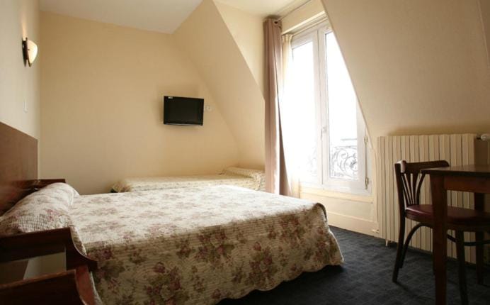 Bed, TV and multimedia, Photo of the whole room, Bedroom