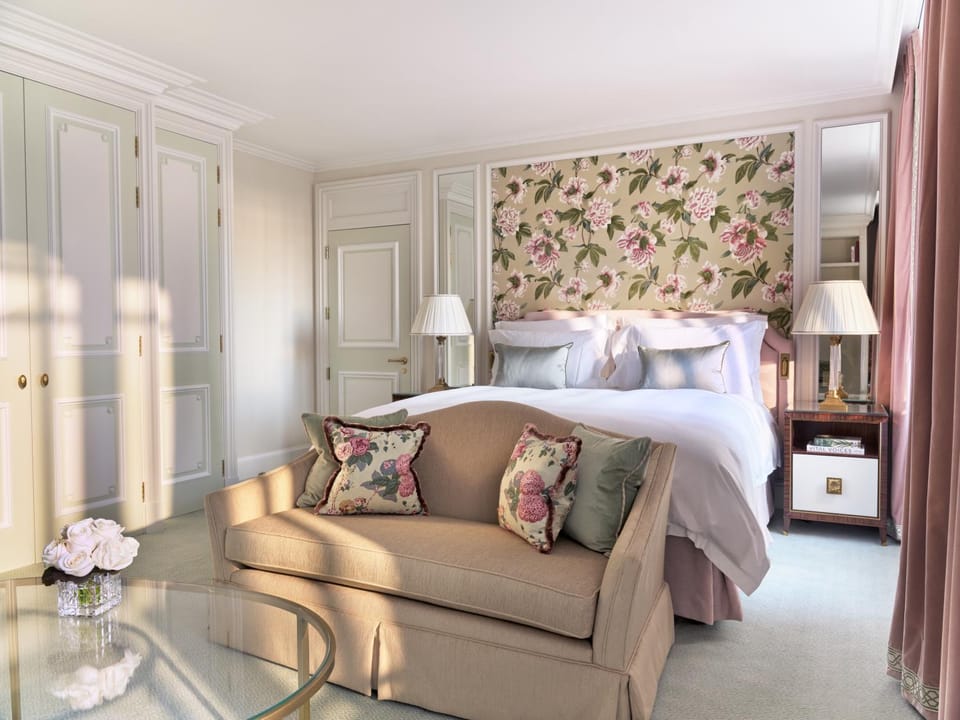 Bed, Seating area, Bedroom, wardrobe