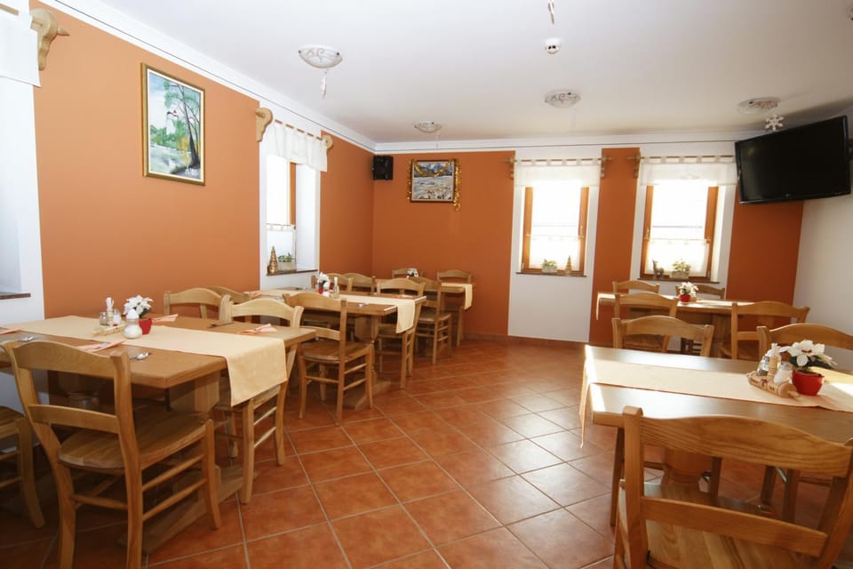 Restaurant/places to eat, Lounge or bar