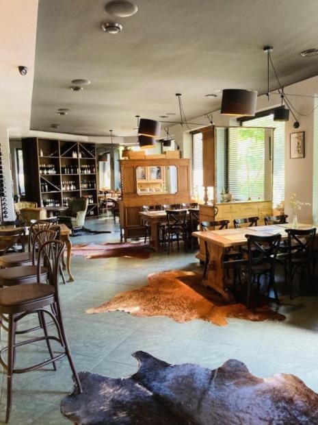 Restaurant/places to eat, Lounge or bar