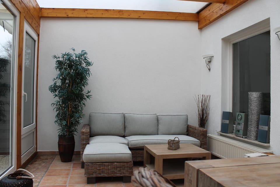 Photo of the whole room, Decorative detail