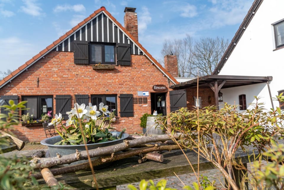 Facade/entrance, Balcony/Terrace