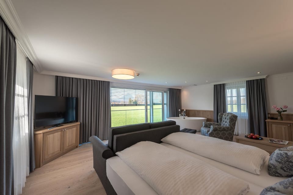 Photo of the whole room, Decorative detail