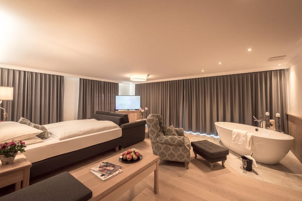 Photo of the whole room, Decorative detail