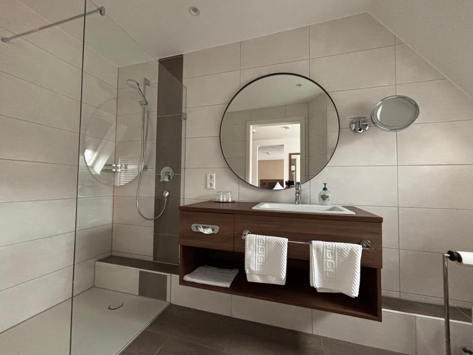 Shower, Bathroom, towels