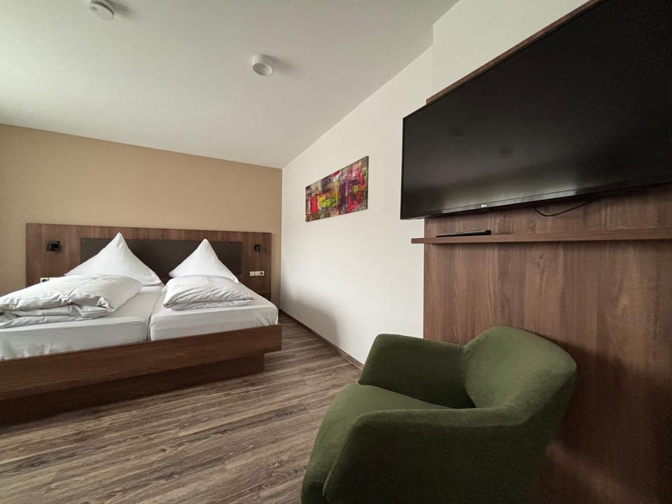 Bed, TV and multimedia, Photo of the whole room, Bedroom