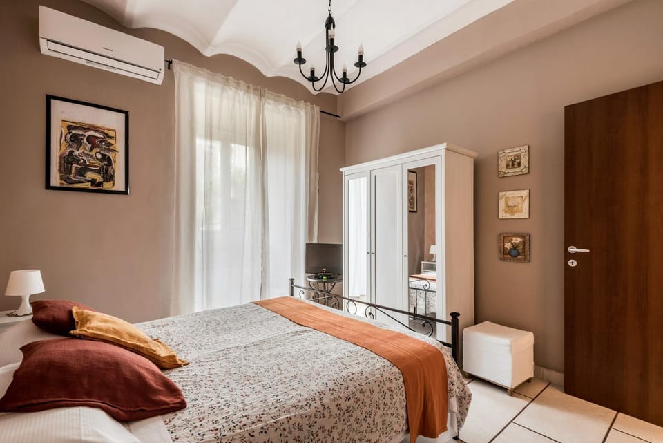 Bed, TV and multimedia, Bedroom, wardrobe, air conditioner
