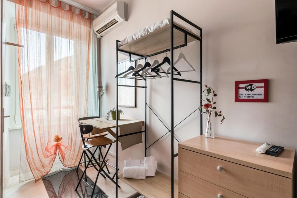 Photo of the whole room, Bedroom, internet, internet, towels, wardrobe, air conditioner