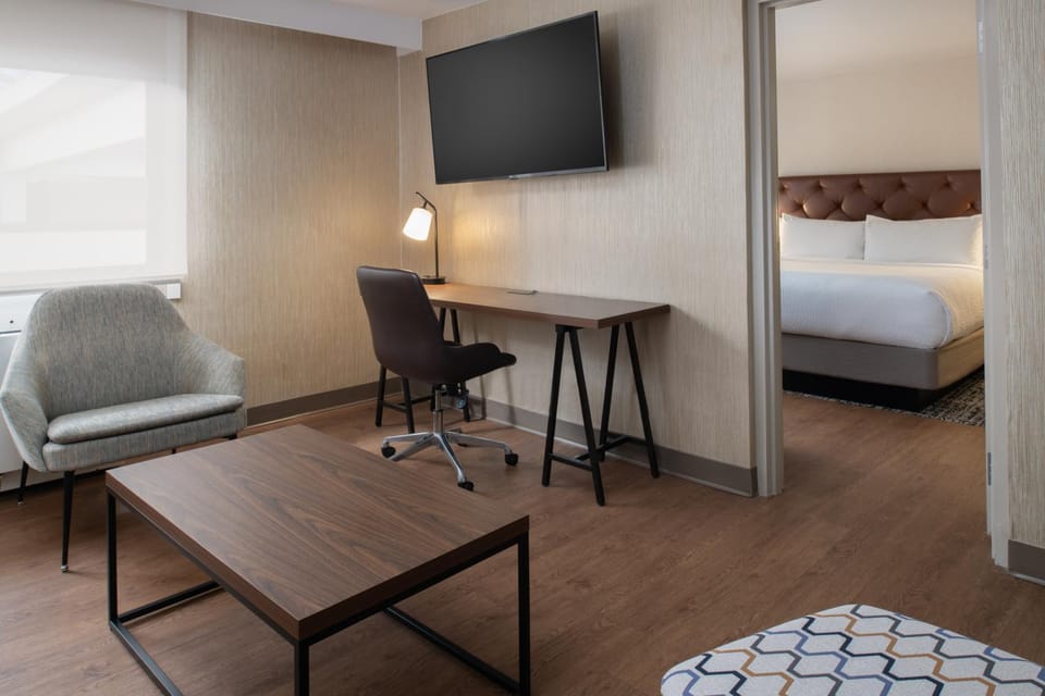 Bed, TV and multimedia, Living room, Photo of the whole room, Seating area, Bedroom, hair dresser