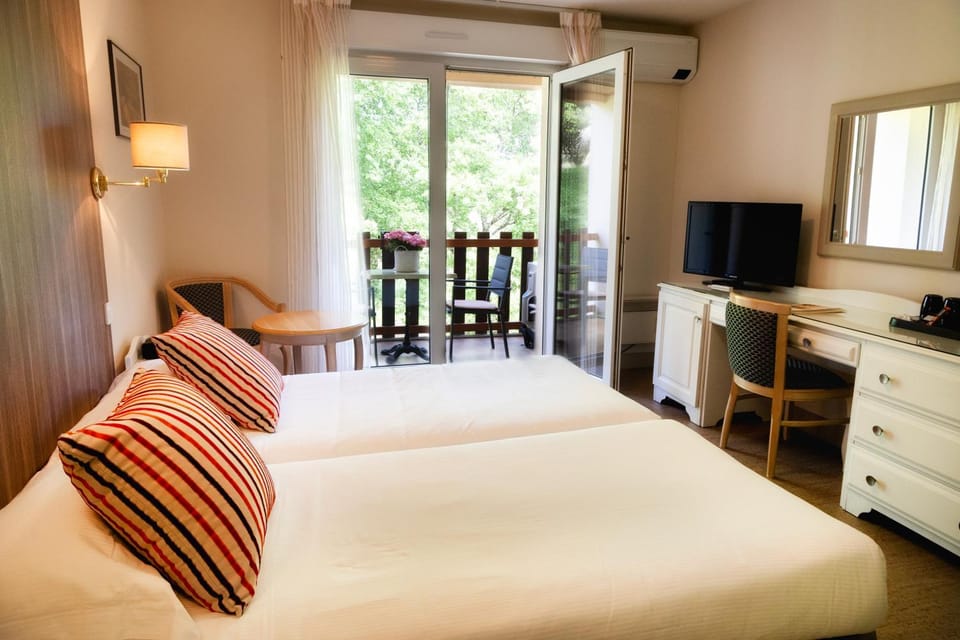 Bed, View (from property/room), Balcony/Terrace, Photo of the whole room, Bedroom