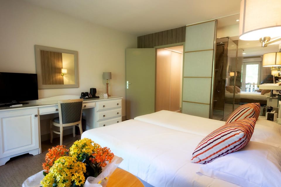 Bed, Photo of the whole room, Bedroom, minibar