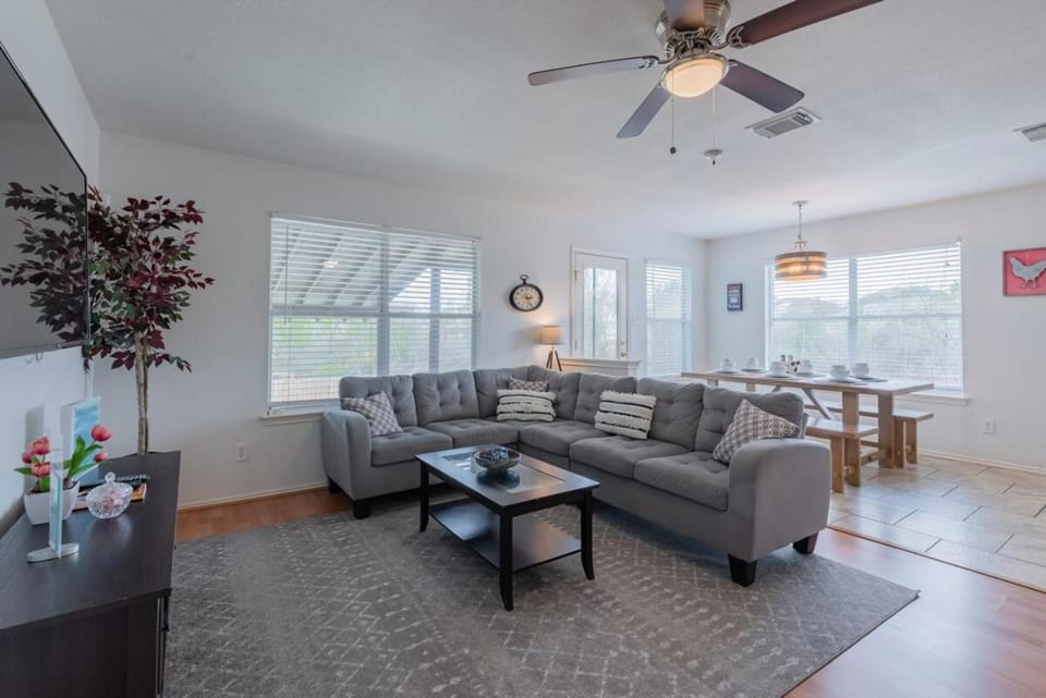 6BR with Game Room & Mini Golf near Lackland House in San Antonio