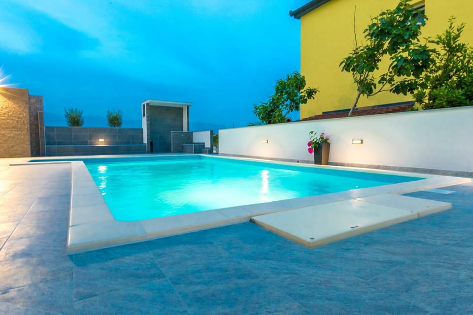 Patio, Swimming pool, Swimming pool