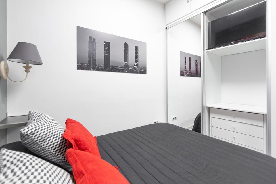 Bed, TV and multimedia, Bedroom