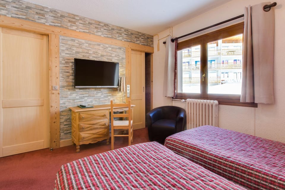 Bed, TV and multimedia, Photo of the whole room, Bedroom