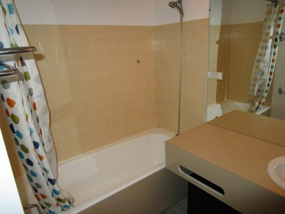 Studio cabine 5 pers avec balcon, au pied des pistes de La Mongie 1800, proche commerces et spa thermal - FR-1-404-2 Cabin in Aragon